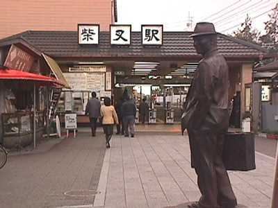 柴又车站前的寅次郎铜像