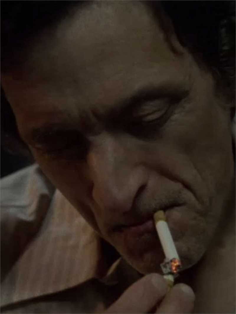 忧愁围绕着我乔伊·阿尔巴尼