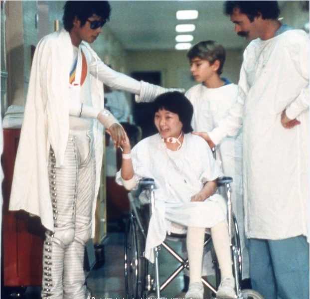 MJ拍摄时扭伤手，在布罗特曼纪念医院治疗，在那里看望了粉丝