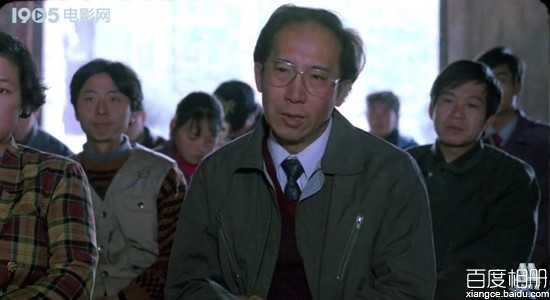 背靠背，脸对脸女干部