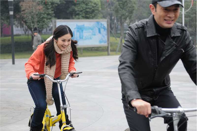 王宇婕和金亿骑单车