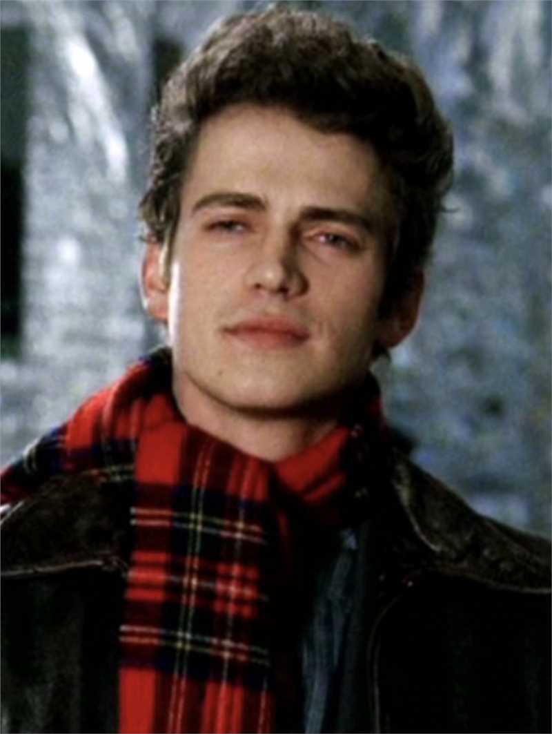 工厂女孩丹尼·奎恩的扮演者是海登·克里斯滕森