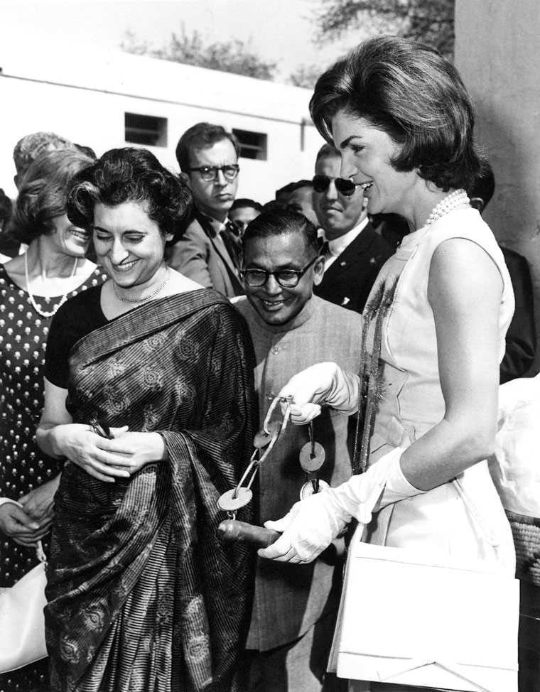 1962年，英迪拉与美国第一夫人杰奎琳·肯尼迪在新德里
