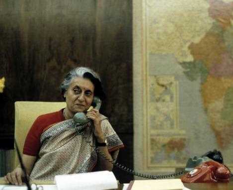 英迪拉·甘地在办公室中通电话