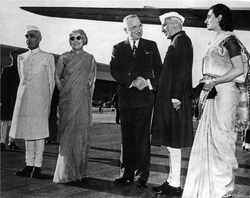 1949年的英迪拉·甘地（右起）、尼赫鲁与美国总统杜鲁门等