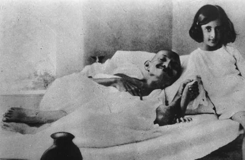 英迪拉·尼赫鲁幼年与圣雄甘地的合照