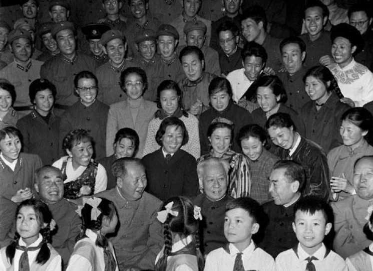 1964年10月16日，毛泽东、刘少奇等接见该演出表演人员。