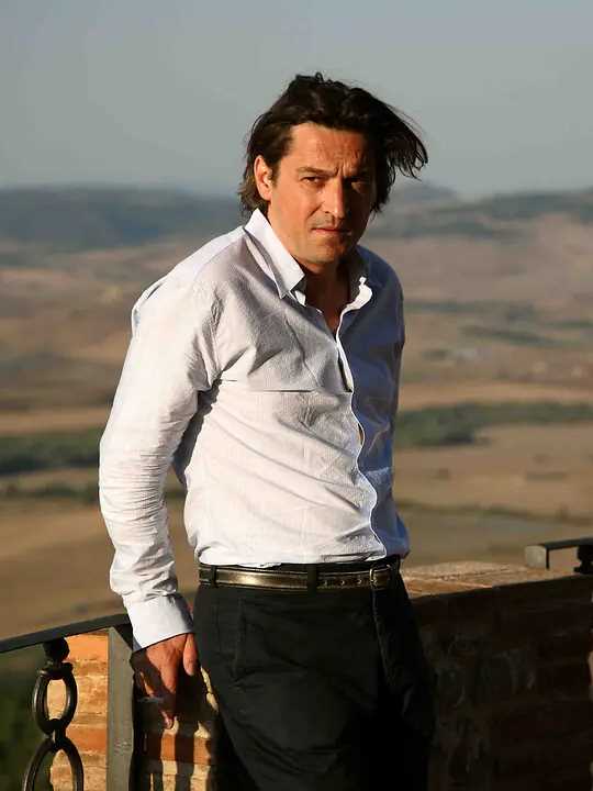 米娅的父亲格雷瓜尔·坎维尔