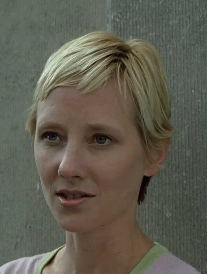 迫在眉梢丽贝卡·佩恩