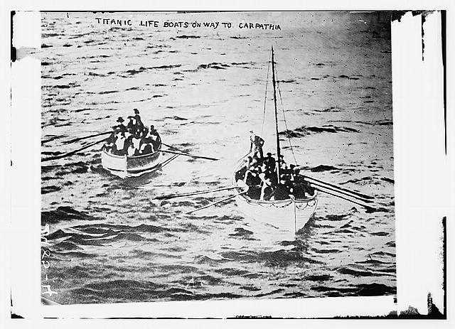卡帕西亚号船员拍摄的幸存者的救生艇