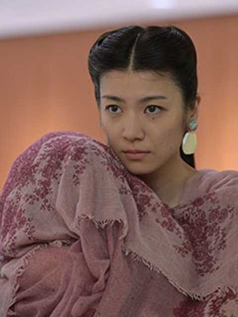 岸边露伴一动不动 真人剧片平真依