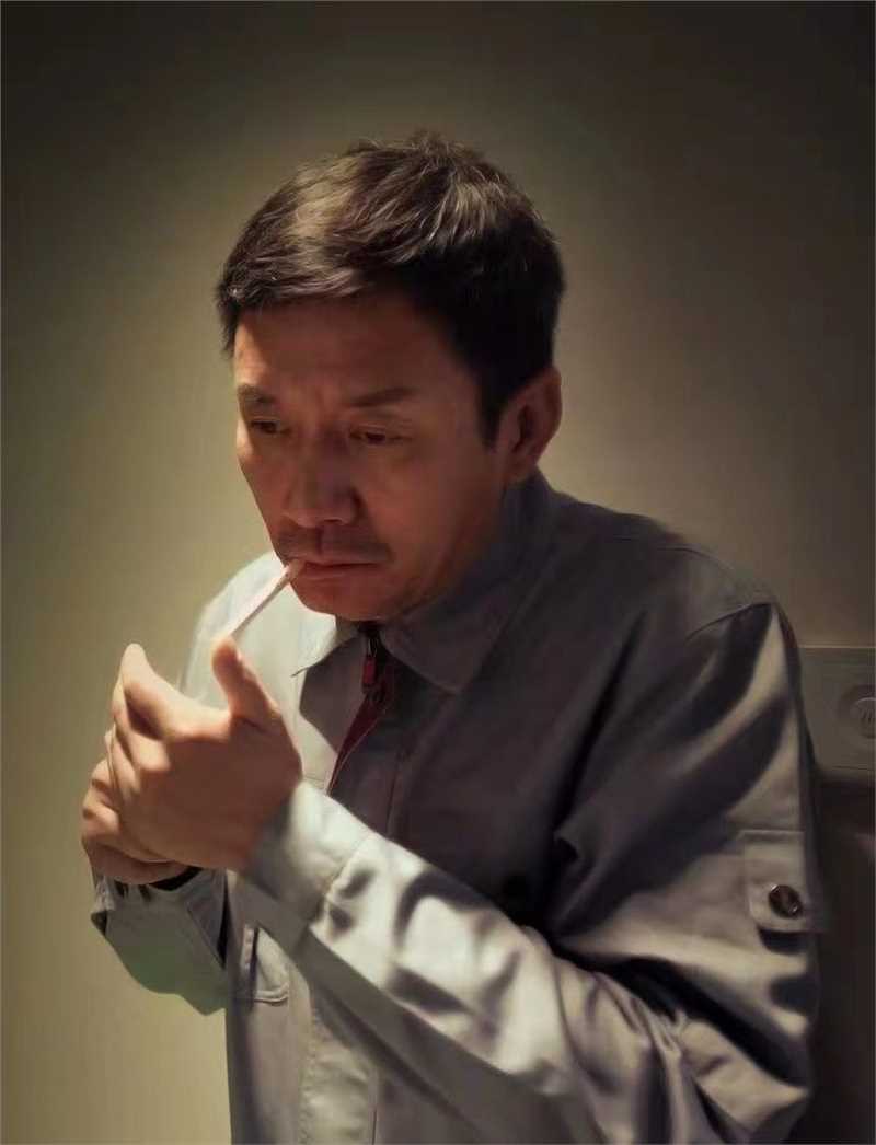 屋内有人歹徒的扮演者是田小洁