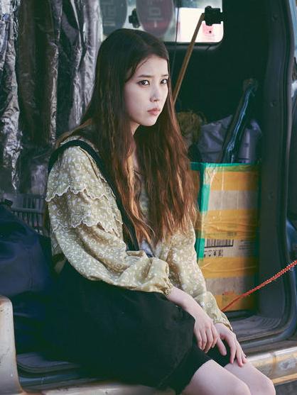 掮客素英的扮演者是李知恩