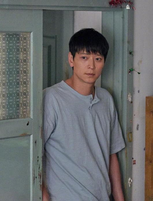 掮客东秀的扮演者是姜栋元