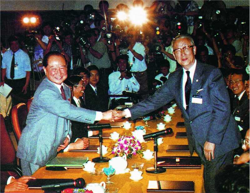 1993年4月，汪辜会谈前汪道涵与辜振甫握手