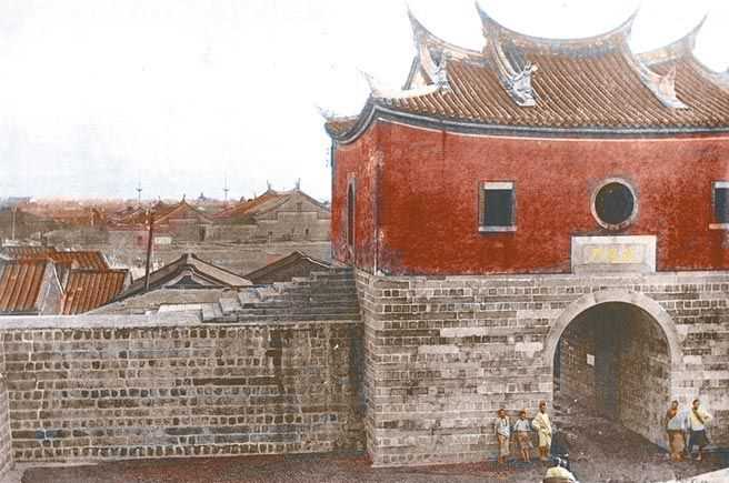 1895年的台北府城北门“承恩门”的城门与城墙