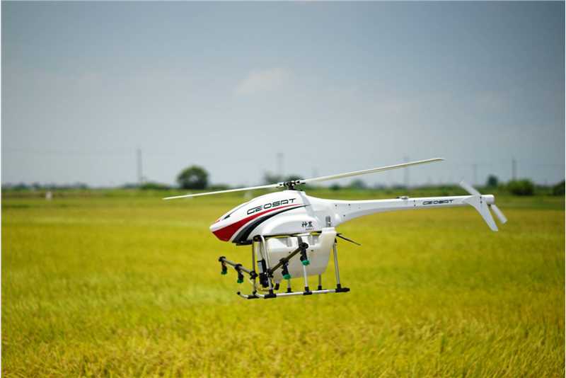 在台南市进行精准农喷作业的无人机
