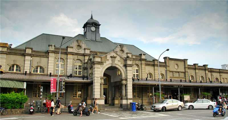 建于日据时期的新竹车站结合了巴洛克风格与德式哥德风