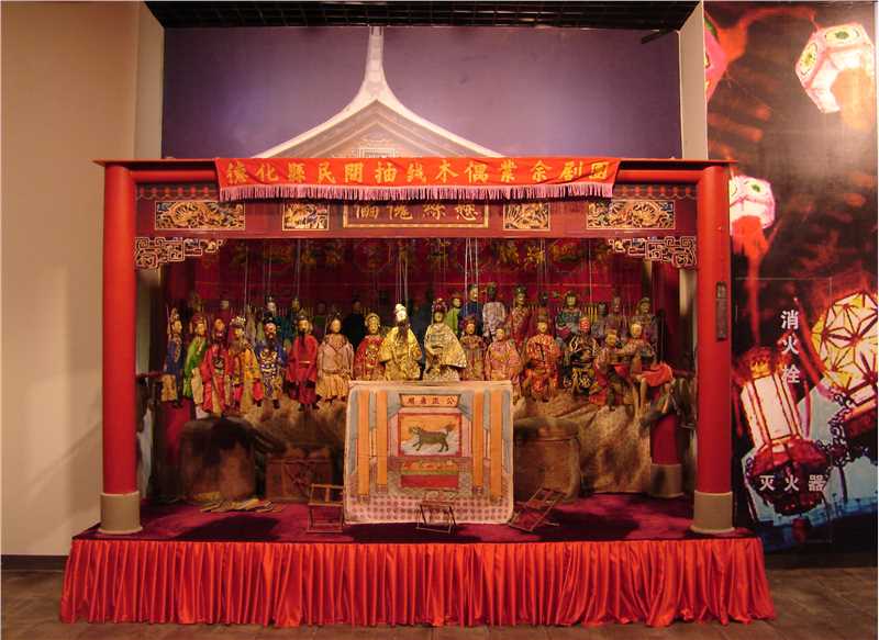 提线木偶戏流行于福建泉州、漳州和台湾，在台湾俗称“嘉礼戏”