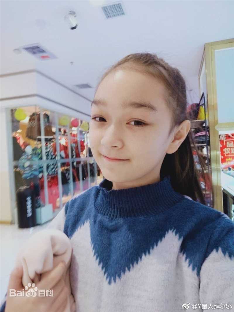 平凡英雄小女孩的扮演者是拜尔娜·帕热哈提